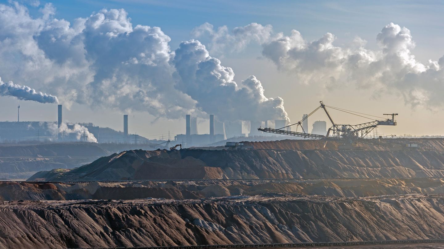 Der Braunkohle-Tagebau Garzweiler I in Nordrhein-Westfalen. Für eine Erweiterung werden zurzeit weitere Dörfer abgebaggert
