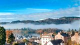 Bowness On Windermere mit Nebel am Lake Windermere