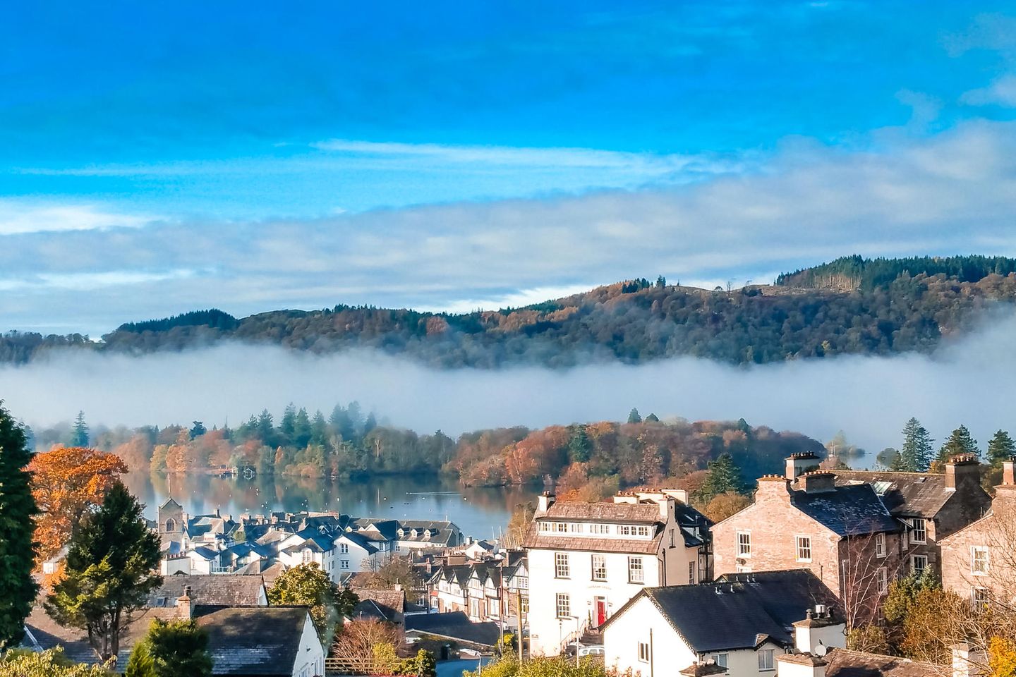 Bowness On Windermere mit Nebel am Lake Windermere