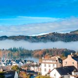 Bowness On Windermere mit Nebel am Lake Windermere