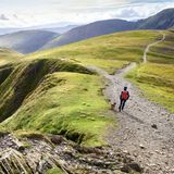 Wanderer mit Hund im Lake District National Park