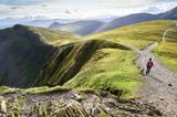 Wanderer mit Hund im Lake District National Park