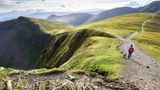 Wanderer mit Hund im Lake District National Park