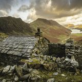 Einfache Berghütte, die Warnscale Bothy, im Lake District National Park mit Blick auf den Buttermere