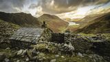 Einfache Berghütte, die Warnscale Bothy, im Lake District National Park mit Blick auf den Buttermere