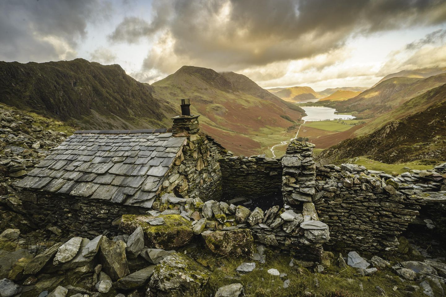 Einfache Berghütte, die Warnscale Bothy, im Lake District National Park mit Blick auf den Buttermere