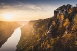 Basteibrücke in der Sächsischen Schweiz mit Herbstlaub und Sonnenuntergang