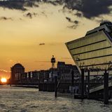 Sonnenuntergang mit Blick auf Dockland vom Schiff aus