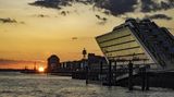 Sonnenuntergang mit Blick auf Dockland vom Schiff aus