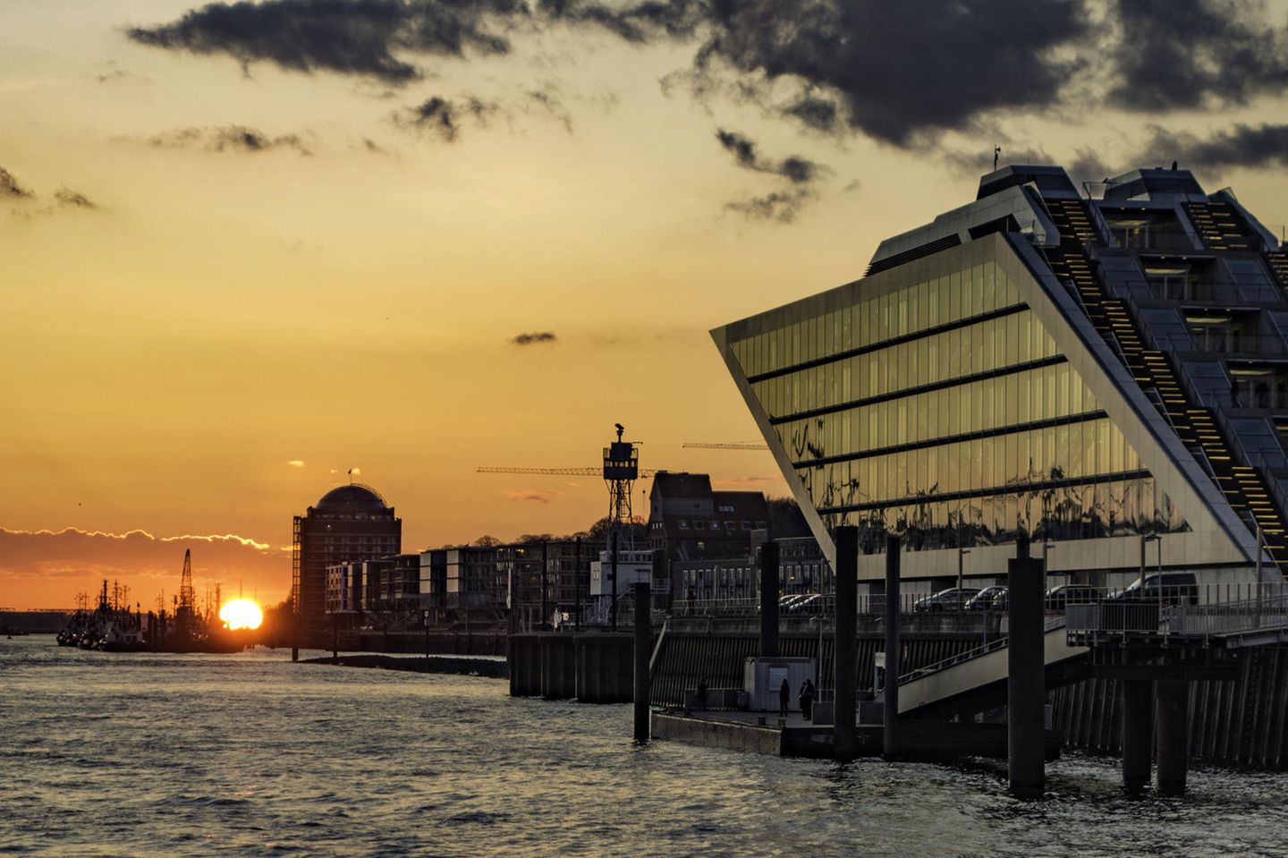 Sonnenuntergang mit Blick auf Dockland vom Schiff aus