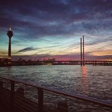 Skyline von Düsseldorf im Sonnenuntergang