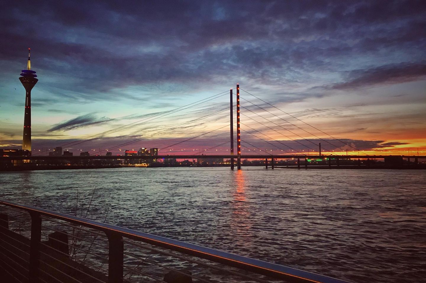 Skyline von Düsseldorf im Sonnenuntergang