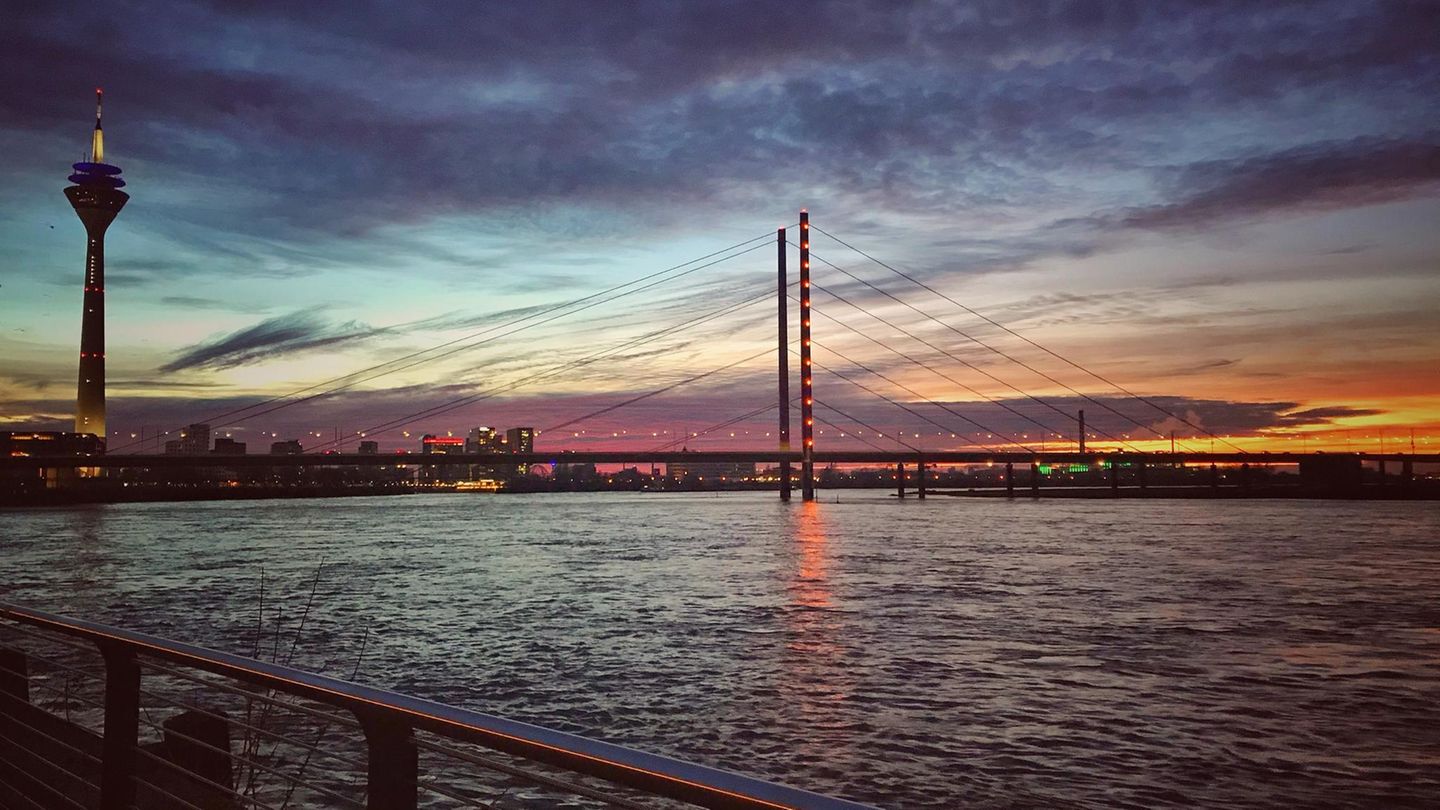 Rheinuferpromenade, Düsseldorf Skyline von Düsseldorf im Sonnenuntergang