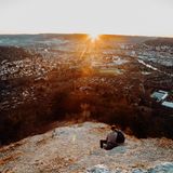 Jenzig bei Sonnenuntergang mit Blick über Jena