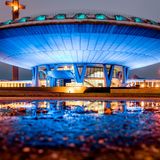 Evoluon abends blau angeleuchtet in Eindhoven