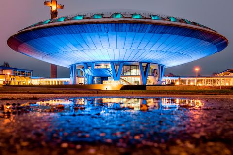 Evoluon abends blau angeleuchtet in Eindhoven