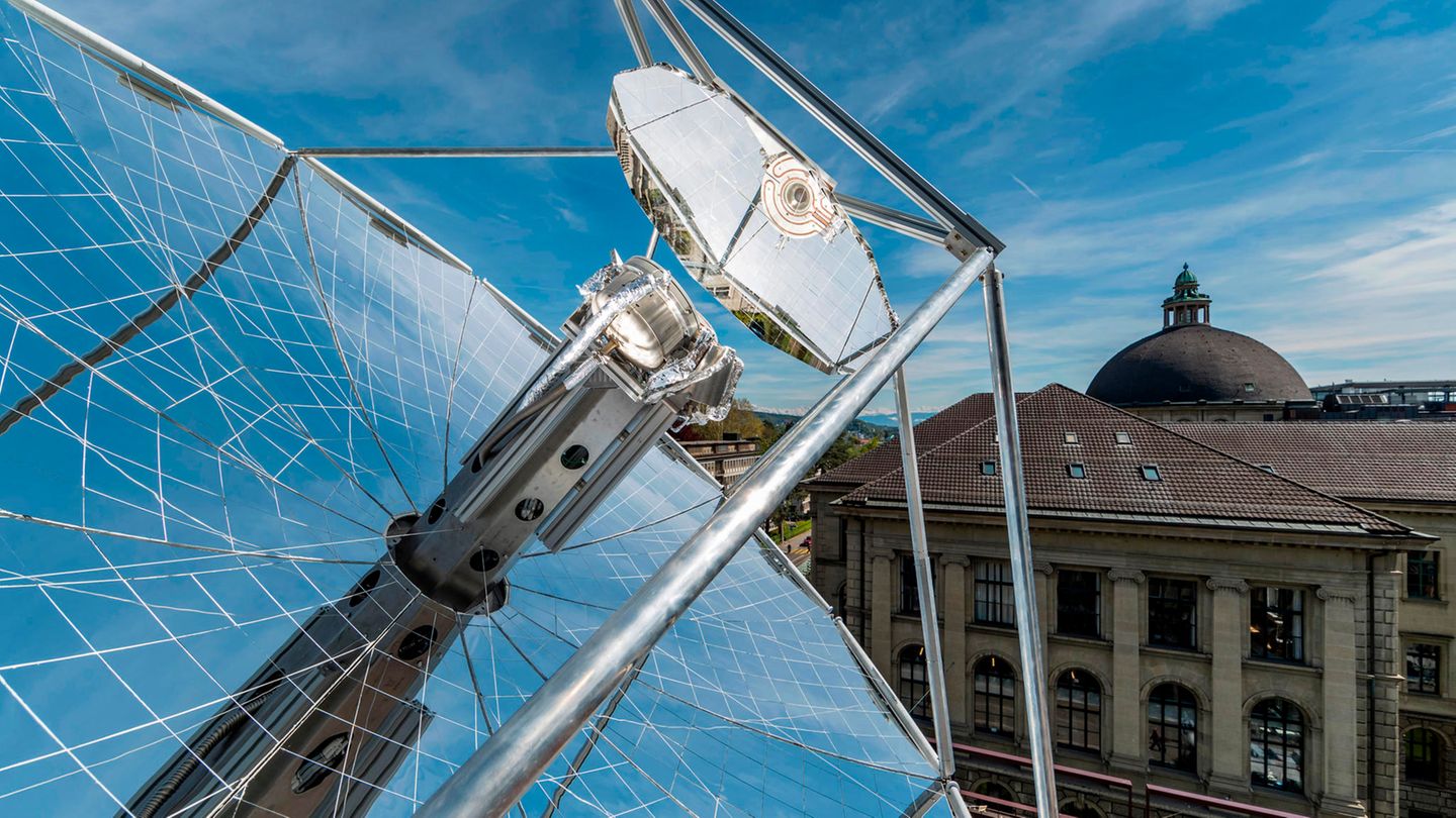Der Parabolspiegel auf dem Dach des ETH-​Gebäudes bündelt das Licht und leitet es in die beiden Reaktoren in der Mitte der Anlage weiter