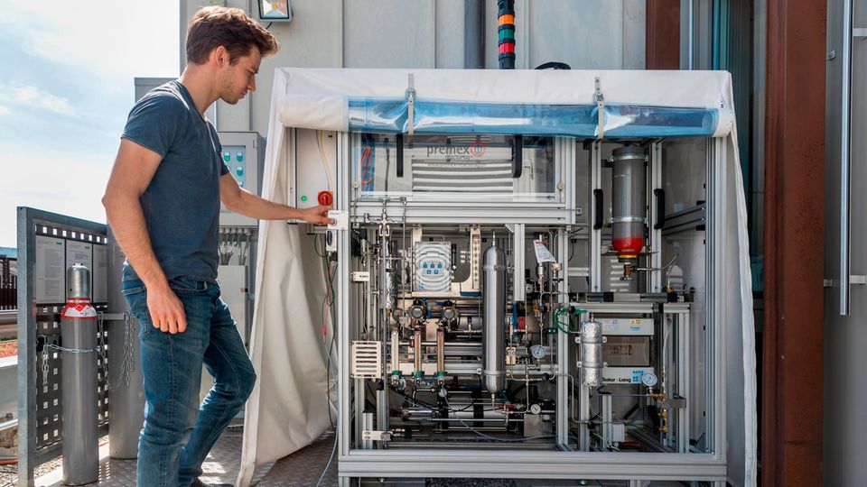 Die Forschungsanlage produziert Syngas, welches mittels mittels konventioneller Methanol-​ oder Fischer-​Tropsch-Synthese in flüssige Treibstoffe weiterverarbeitet werden kann