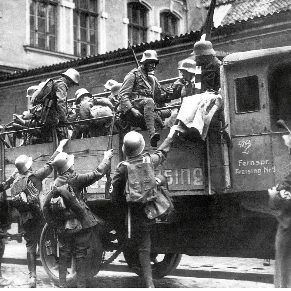 Am Abend des 8. November 1923 ruft Hitler die "nationale Revolution" aus und erklärt die bayerische und die Reichsregierung für abgesetzt. Auf Lkw treffen Einheiten der Sturmabteilung (SA) aus der Provinz zur Verstärkung der Münchner Putschisten ein