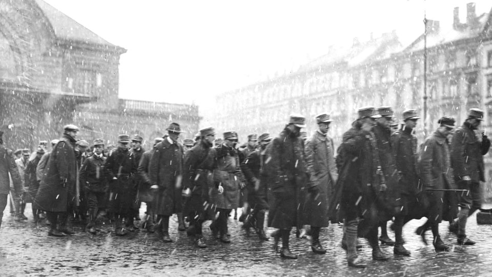 Hitler-Fotograf Heinrich Hoffmann: Vom "Bürgerbräukeller aus ziehen - wie dieses umstrittene Foto angeblich zeigt - mehr als 2000 Männer los. Vor der Feldherrnhalle jedoch feuern Polizeieinheiten auf sie Erich Ludendorff, Weltkriegsfeldherr und Hitlers prominentester Mitverschwörer, befiehlt gegen Mittag des 9. November einen "Marsch in die Stadt". Vom "Bürgerbräukeller" aus ziehen - wie dieses umstrittene Foto angeblich zeigt - mehr als 2000 Männer los. Vor der Feldherrenhalle jedoch feuern Polizeieinheiten auf sie
