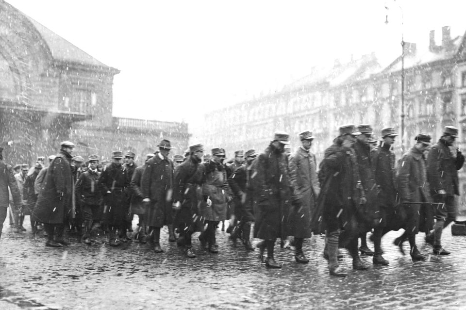 Erich Ludendorff, Weltkriegsfeldherr und Hitlers prominentester Mitverschwörer, befiehlt gegen Mittag des 9. November einen "Marsch in die Stadt". Vom "Bürgerbräukeller" aus ziehen - wie dieses umstrittene Foto angeblich zeigt - mehr als 2000 Männer los. Vor der Feldherrenhalle jedoch feuern Polizeieinheiten auf sie