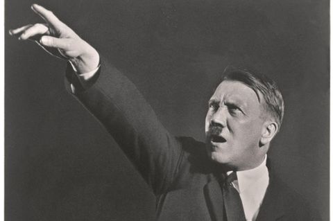 1921 - nur zwei Jahre nach seinem Parteieintritt - wird Adolf Hitler zum "Führer" der NSDAP. Und er weiß um die Macht der Bilder. Bereits seit den frühen Zwanziger Jahren ist Heinrich Hoffmann sein "Hoffotograf"
