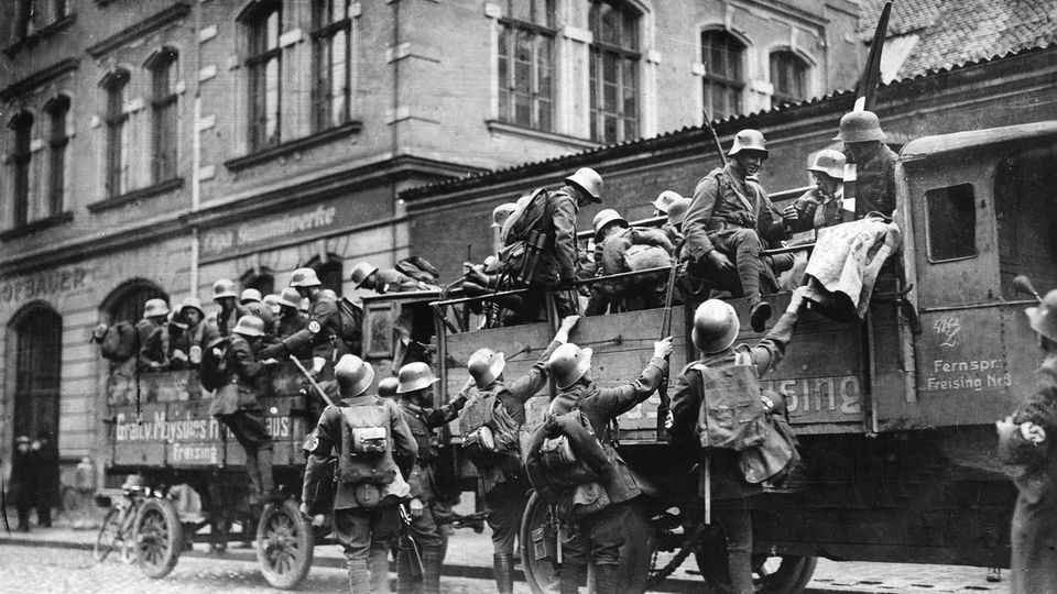 Hitler-Fotograf Heinrich Hoffmann: Heinrich Hoffmann dokumentiert immerhin die Vorbereitungen zum Marsch durch München, wie hier das Besteigen von Lastwagen durch nationalsozialistische Truppen Heinrich Hoffmann dokumentiert immerhin die Vorbereitungen zum Marsch durch München, wie hier das Besteigen von Lastwagen durch nationalsozialistische Truppen