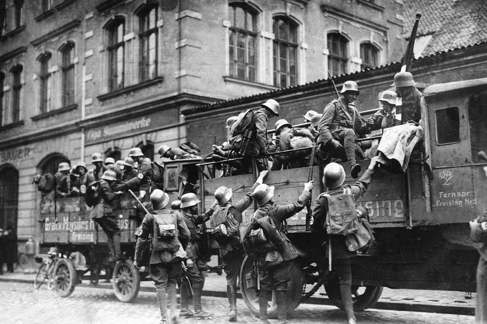 Heinrich Hoffmann dokumentiert immerhin die Vorbereitungen zum Marsch durch München, wie hier das Besteigen von Lastwagen durch nationalsozialistische Truppen