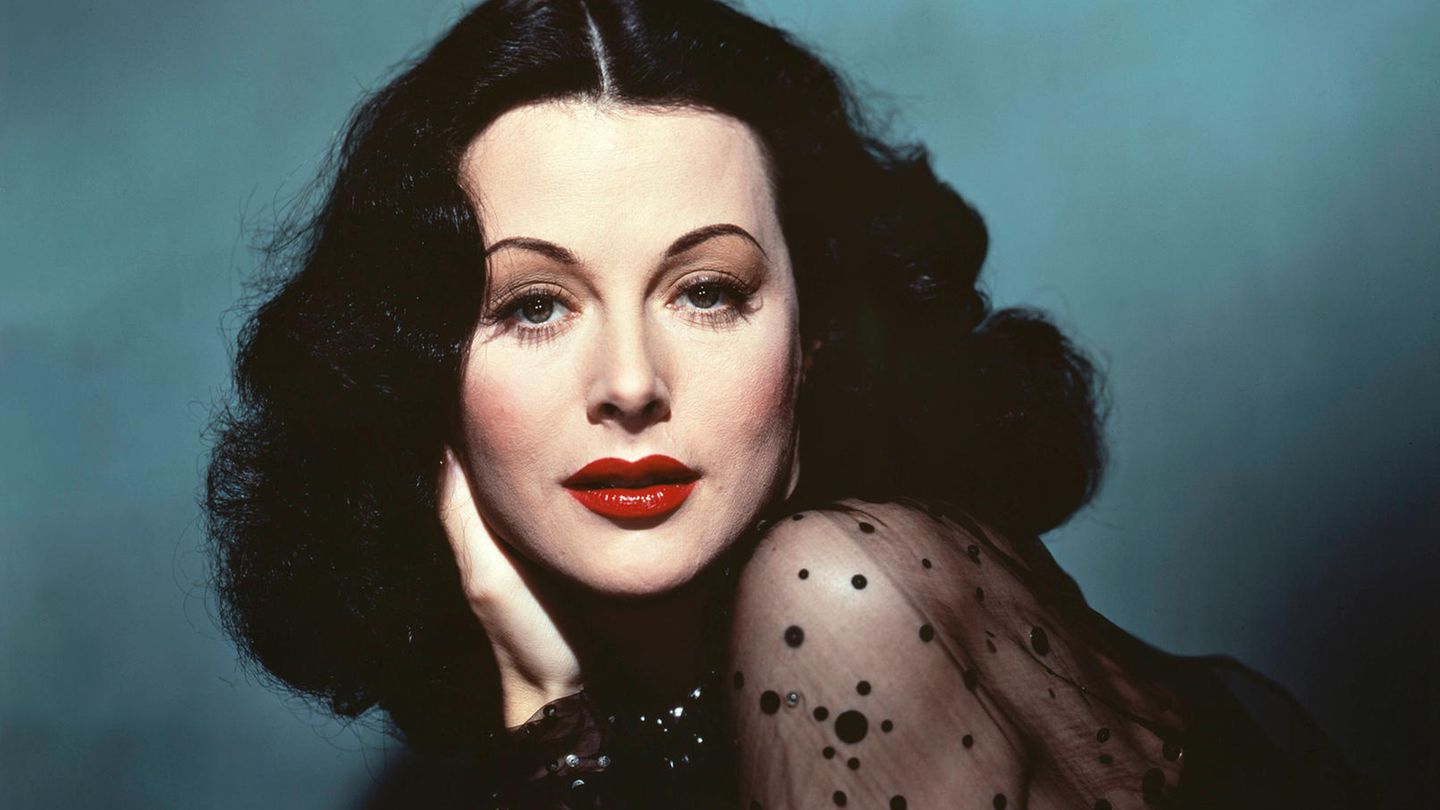 Hedy Lamarr ist in den 1940er Jahren eine gefeierte Schauspielerin in harmlosen Rollen. Doch an den Drehsets denkt sie darüber nach, wie sich der Vormarsch der Wehrmacht stoppen lässt