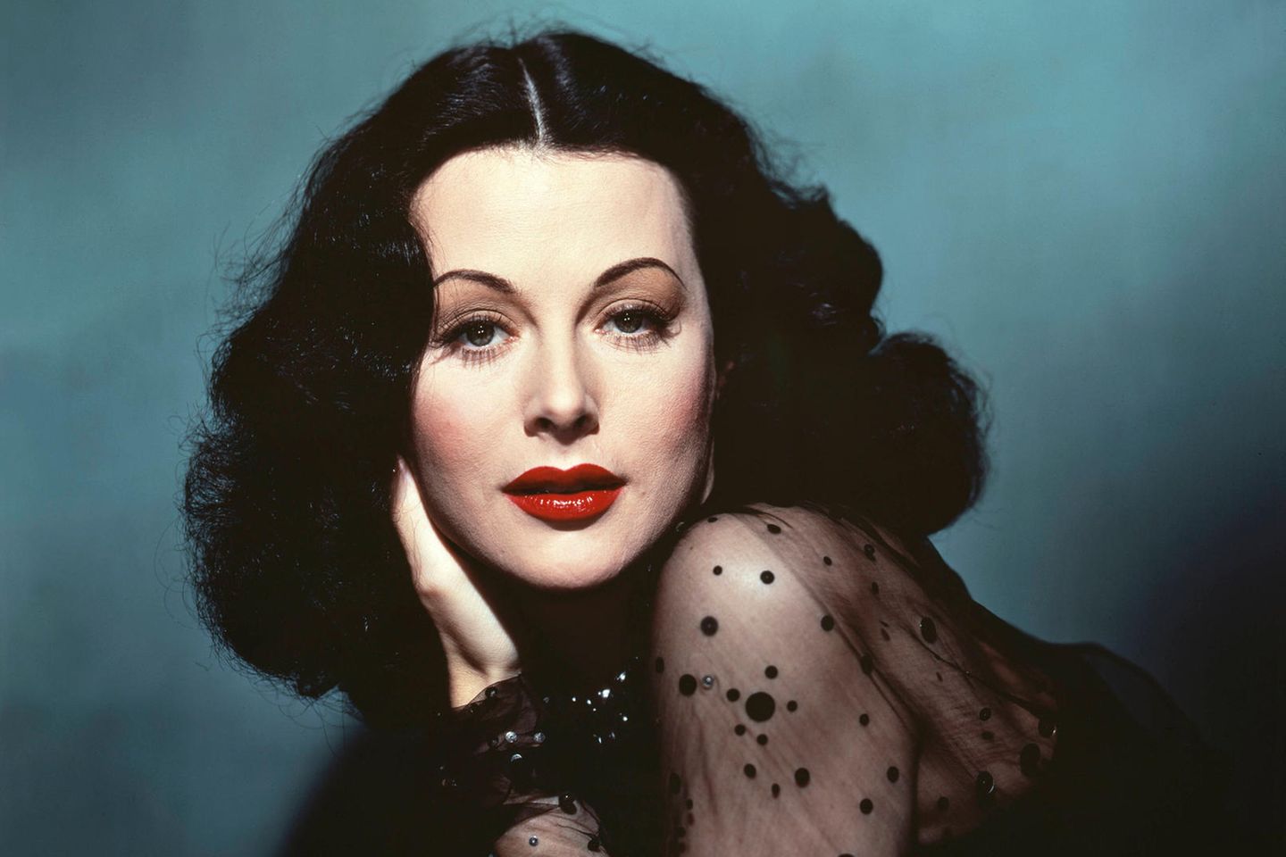 Hedy Lamarr ist in den 1940er Jahren eine gefeierte Schauspielerin in harmlosen Rollen. Doch an den Drehsets denkt sie darüber nach, wie sich der Vormarsch der Wehrmacht stoppen lässt
