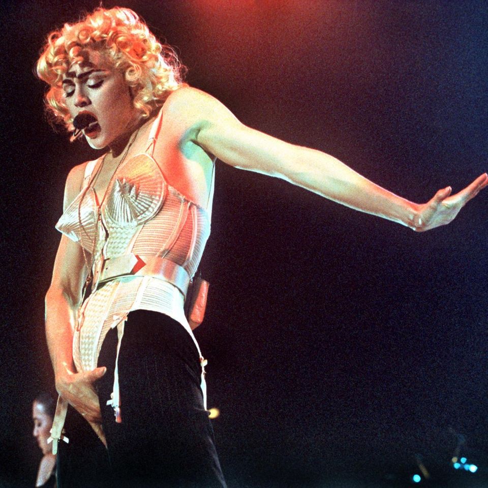Stilikone: Popstar Madonna setzte ihren Busen um 1990 mit kegelförmigen Bustiers von Jean Paul Gaultier in Szene