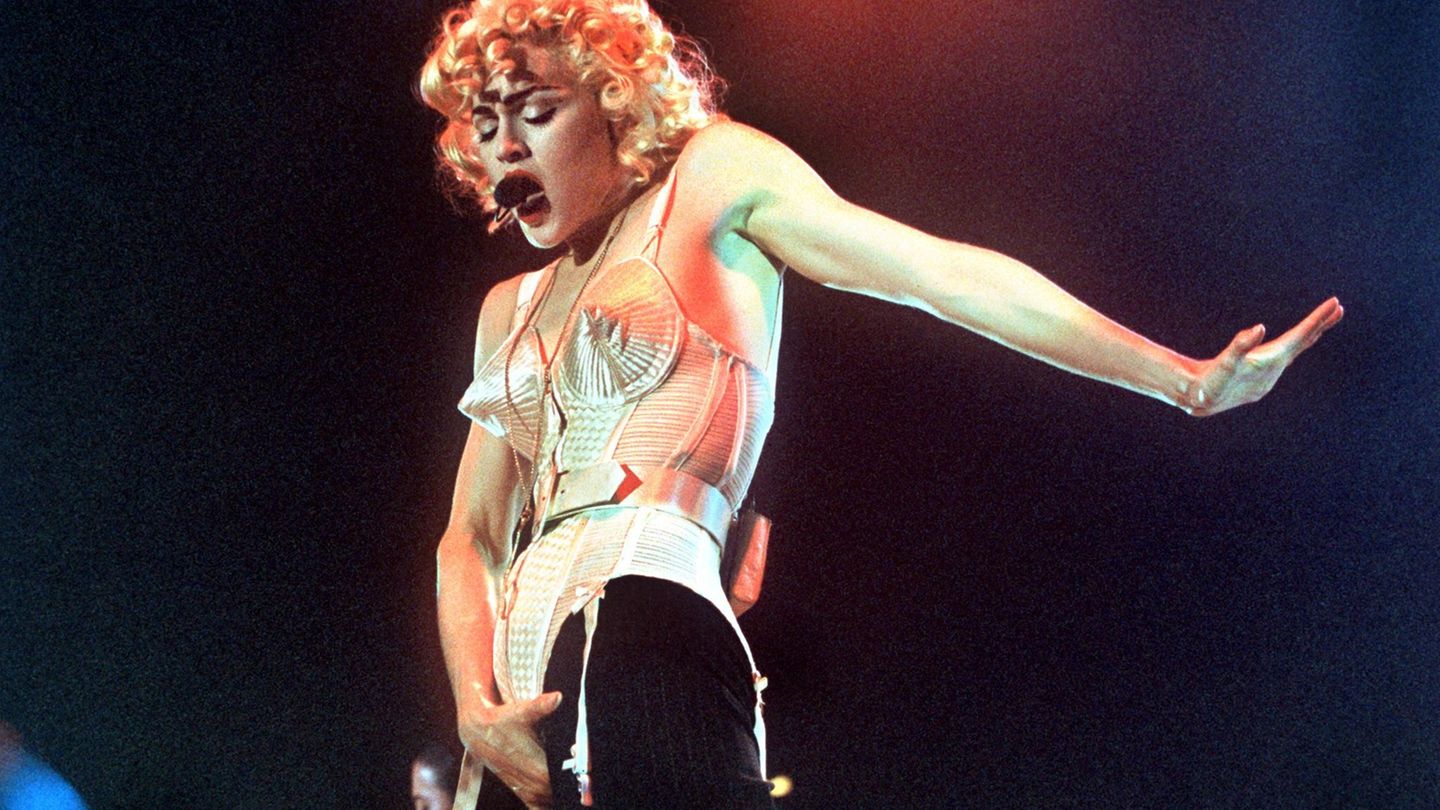 Stilikone: Popstar Madonna setzte ihren Busen um 1990 mit kegelförmigen Bustiers von Jean Paul Gaultier in Szene