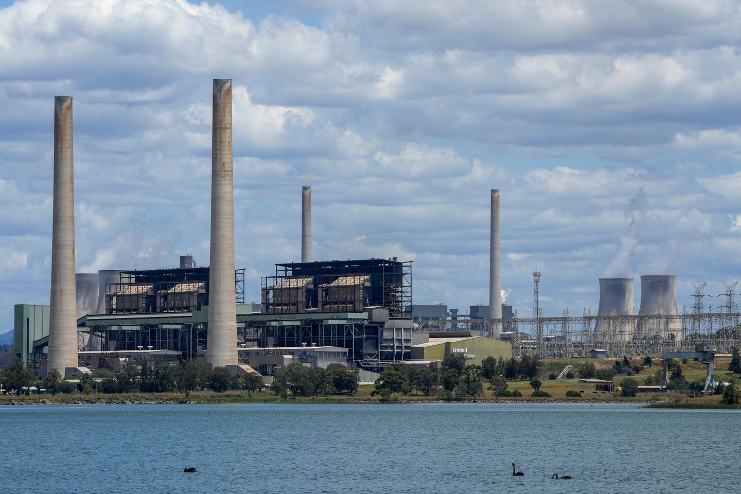 Wärmekraftwerke Liddell Power Station (l.) und Bayswater Power Station: Australien will am Geschäft mit der Kohle festhalten – noch jahrzehntelang