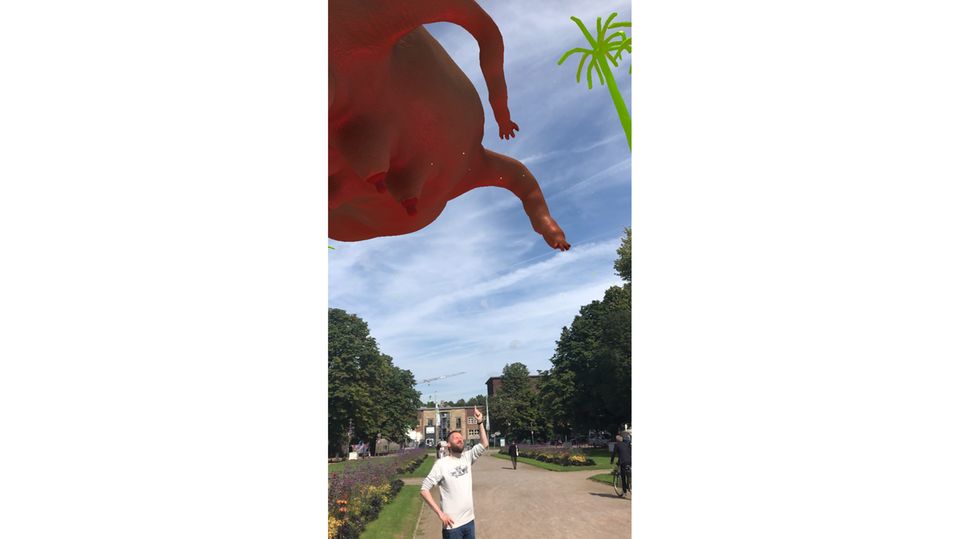 Felix zeigt auf den Geist des Ortes