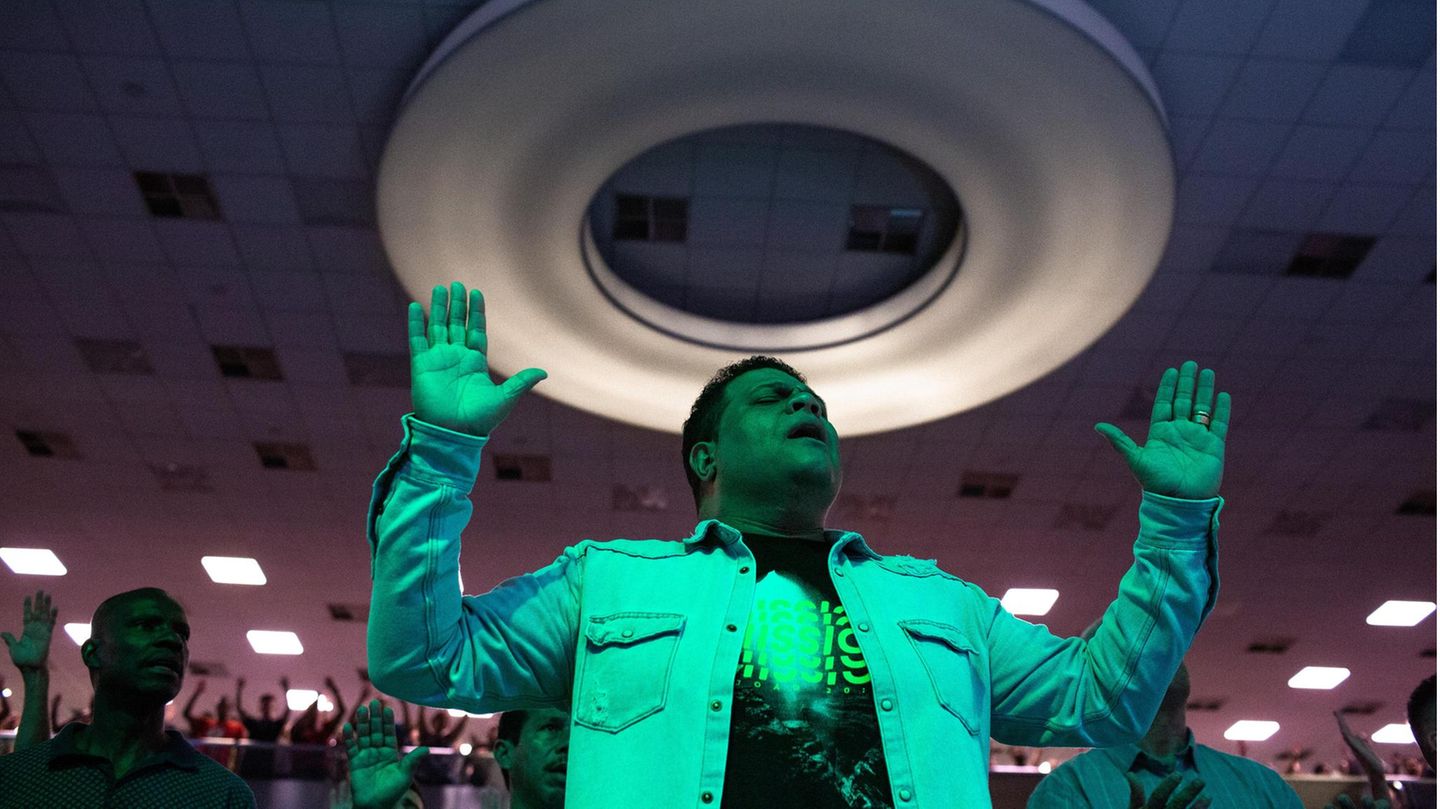 Gläubige beten in der "Assembleia de Deus" im Norden von Rio de Janeiro. Pastor der Megakirche ist Silas Malafaia, ein konservativer Evangelikaler, der den Präsidenten Jair Bolsonaro unterstützt. Beide eint das Motto: "Brasilien über alles, Gott über alles"