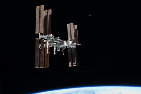 Die ISS umrundet die Erde alle 93 Minuten. In der letzten Novemberwoche ist die Raumstation am Abendhimmel zu sehen