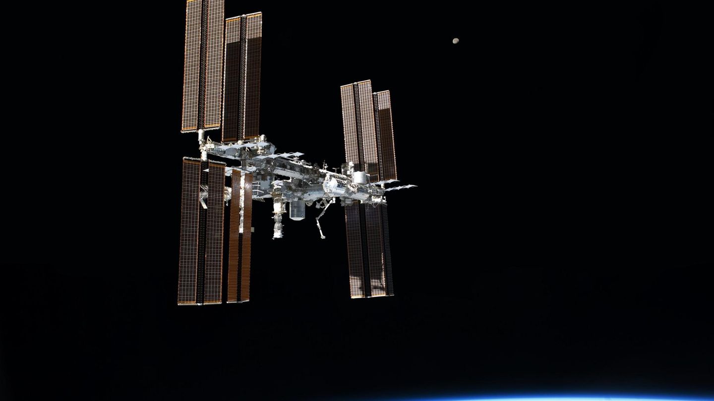 Die ISS umrundet die Erde alle 93 Minuten. In der letzten Novemberwoche ist die Raumstation am Abendhimmel zu sehen