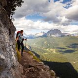 Über acht Länder erstreckt sich das größte Bergmassiv unseres Kontinents: die Alpen. Wer einmal dort war und die schneeweißen Gipfel erblickt hat, die sich teils zwischen Wolken verstecken, den zieht es immer wieder dorthin. Die Faszination der schroffen Schönheit inmitten grüner Almwiesen spiegelt sich in den Aufnahmen des Reisebildbandes "Wanderlust Alpen: Die schönsten Wanderwege der Alpen" wider. Dieses Buch steckt voller Abenteuer und führt Leserinnen und Leser auf einzigartige Wanderwege, wie den hier gezeigten Dolomiten-Höhenweg, und zu Touren entlang des Mont Blanc oder Matterhorns. Gestaltet ist der Reisebildband mit illustrierten Karten und spektakulären Panorama-Bildern sowie Tipps zu Übernachtungen in Hütten und Biwaks.