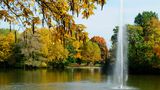 Fontäne im Stadtwald Köln vor Bäumen im Herbstlaub