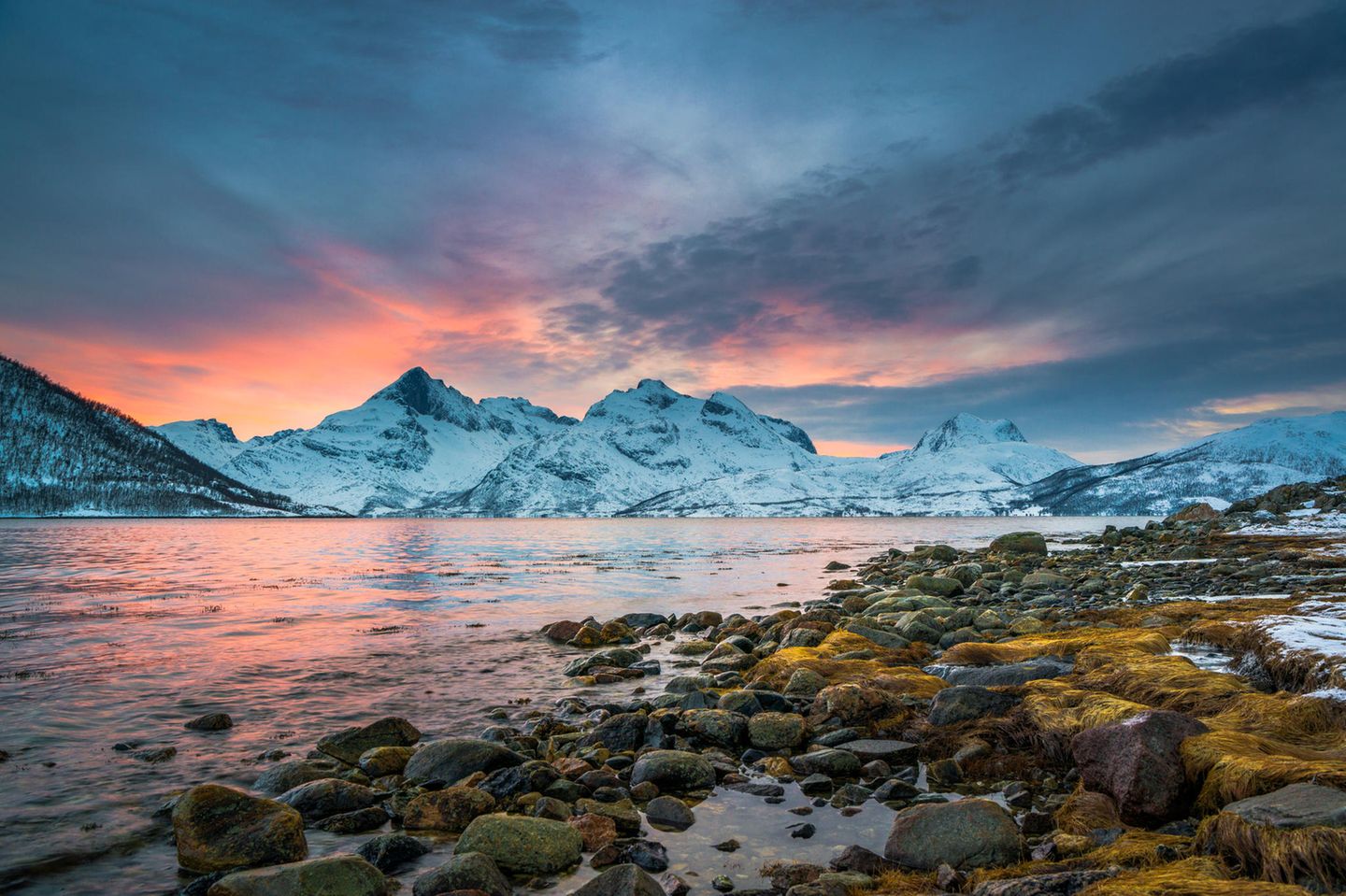 Lyfjord auf der Insel  Kvaløya in Norwegen