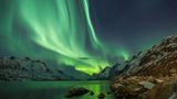 Nordloichter zwischen zwei Fjorden in Tromso