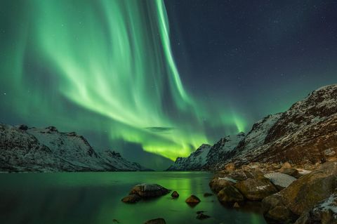 Nordloichter zwischen zwei Fjorden in Tromso