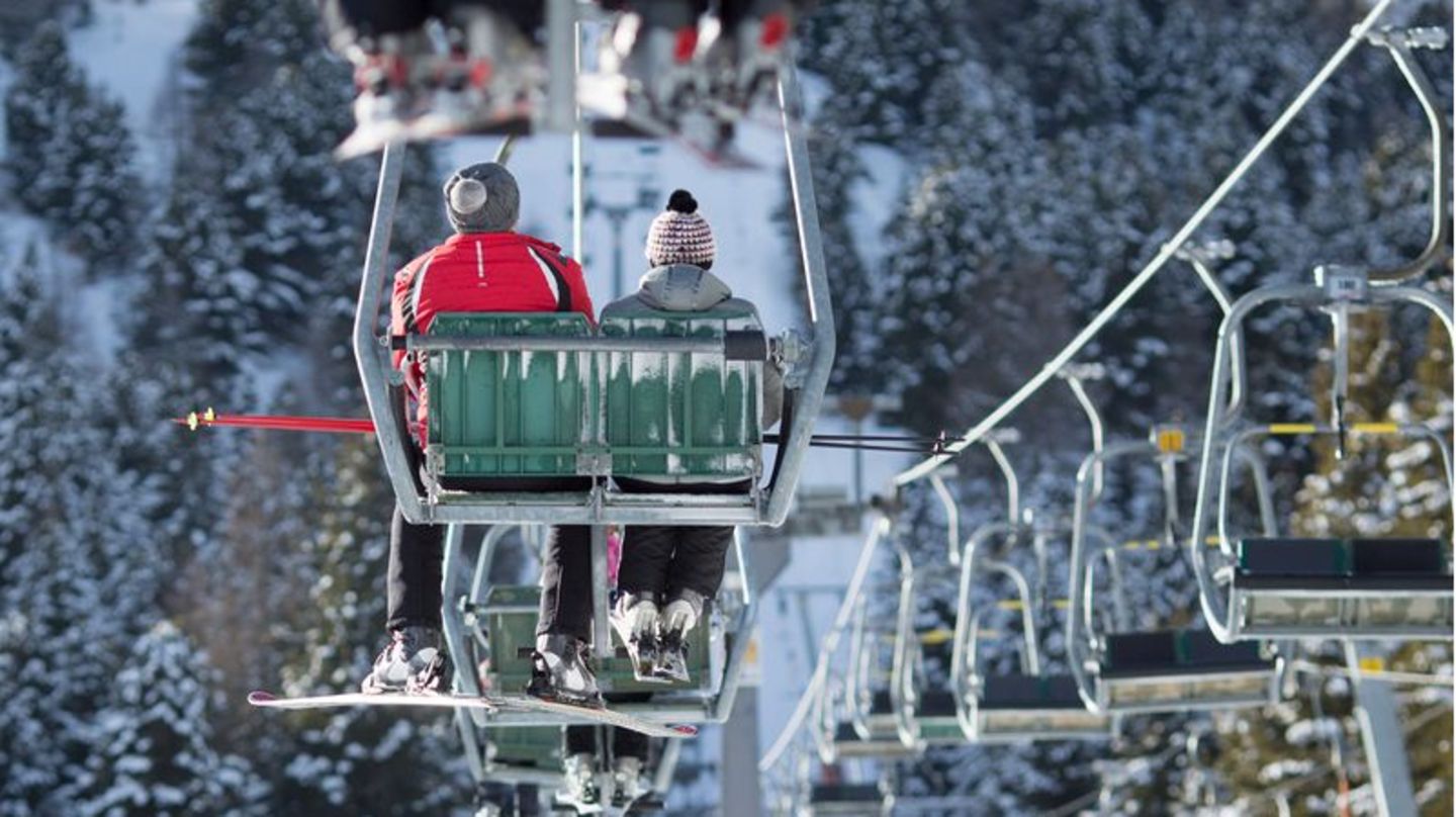 Skiurlauber in einem Sessellift in Österreich