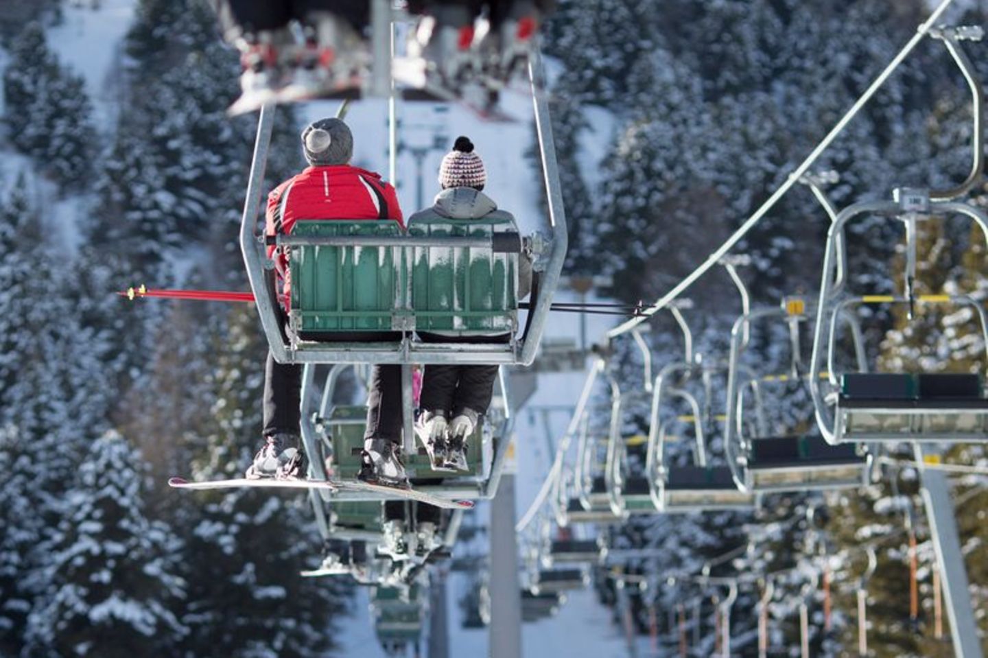 Skiurlauber in einem Sessellift in Österreich