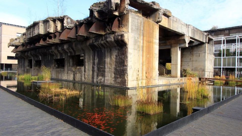 Der alte Hochofen C in Esch wurde 1996 nach China verkauft - das Fundament soll 2022 als Bühne für Konzerte dienen. Foto: Bernd F. Meier/dpa-tmn/Archivbild Der alte Hochofen C in Esch