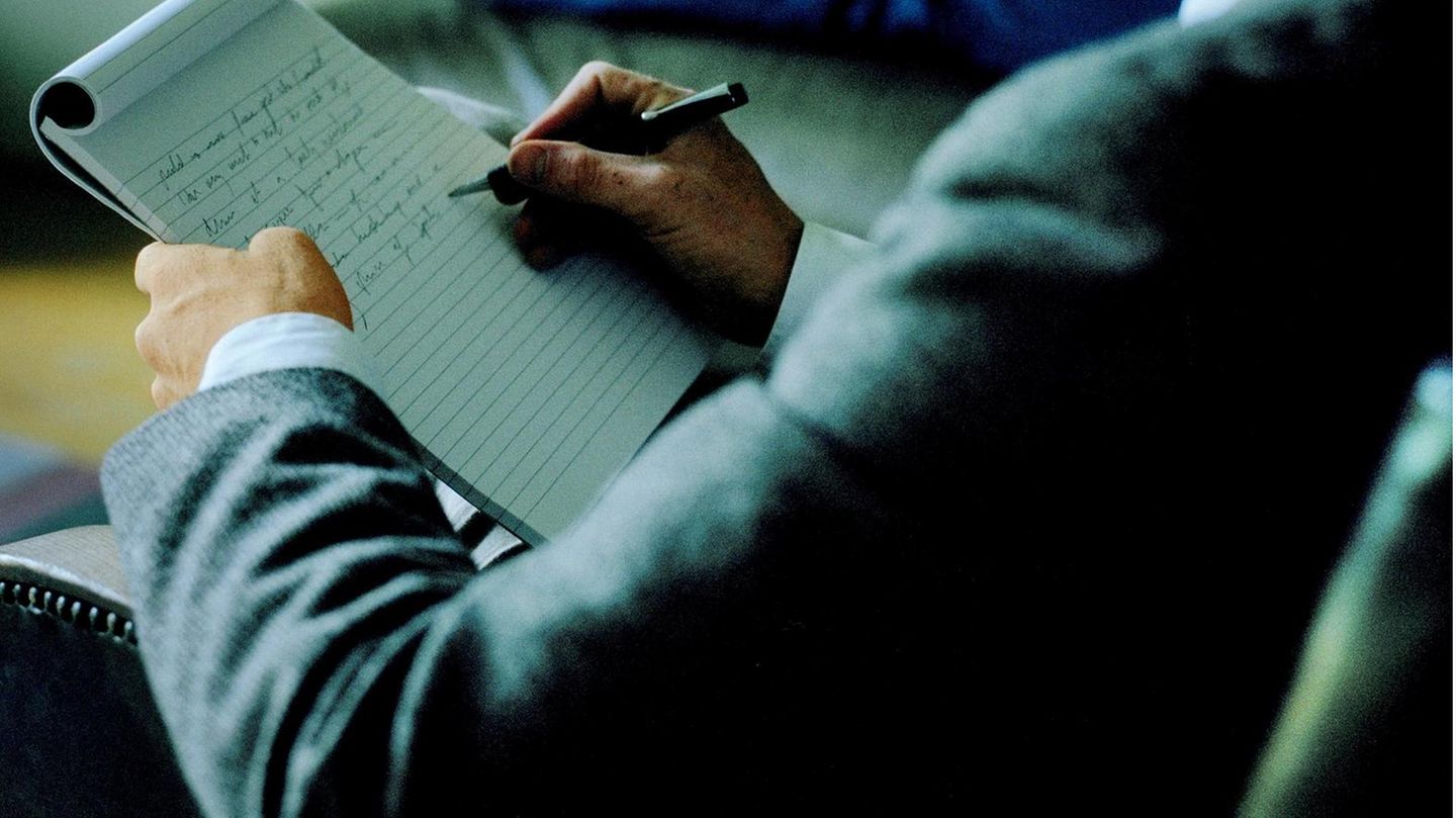 Hilfe durch Gespräche: Dass der Patient auf einer Couch liegt, ist heute die Ausnahme. Bei den meisten Psychotherapien sitzt er dem Therapeuten gegenüber Dass der Patient auf einer Couch liegt, ist heute die Ausnahme. Bei den meisten Psychotherapien sitzt er dem Therapeuten gegenüber