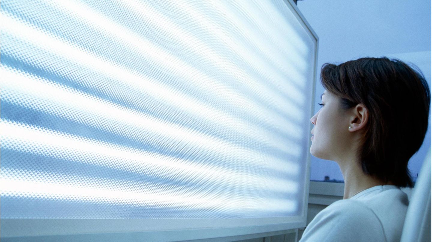 Helles, sonnenähnliches Kunstlicht erhöht die körpereigene Produktion von Botenstoffen – möglicherweise der Grund, warum es in vielen Fällen die Symptome einer Winterdepression lindert