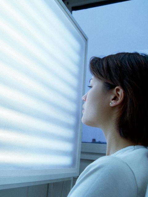Helles, sonnenähnliches Kunstlicht erhöht die körpereigene Produktion von Botenstoffen – möglicherweise der Grund, warum es in vielen Fällen die Symptome einer Winterdepression lindert