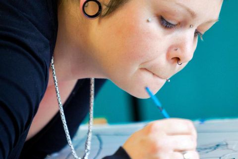 Eine Frau malt in der Therapie