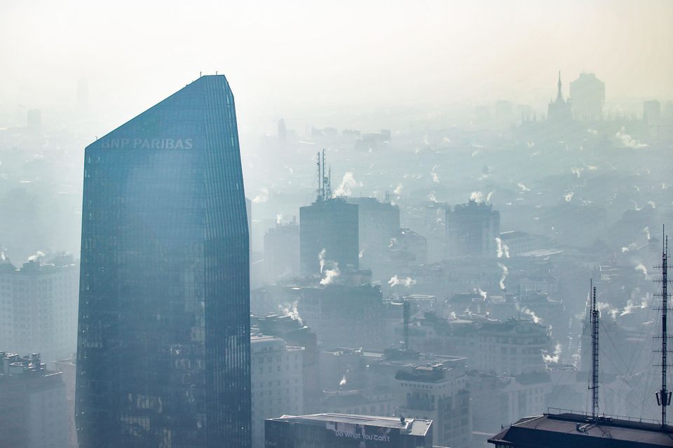 Mailand: Dunst, Smog und der Rauch aus Schornsteinen hängen über der Innenstadt der italienischen Metropole